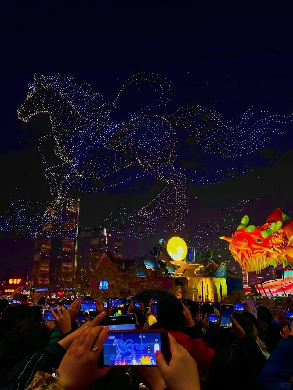 Show de drones con caballo mítico